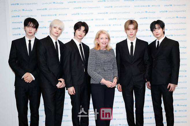캐서린 러셀 유니세프 총재와 만난 투모로우바이투게더(사진=빅히트뮤직)