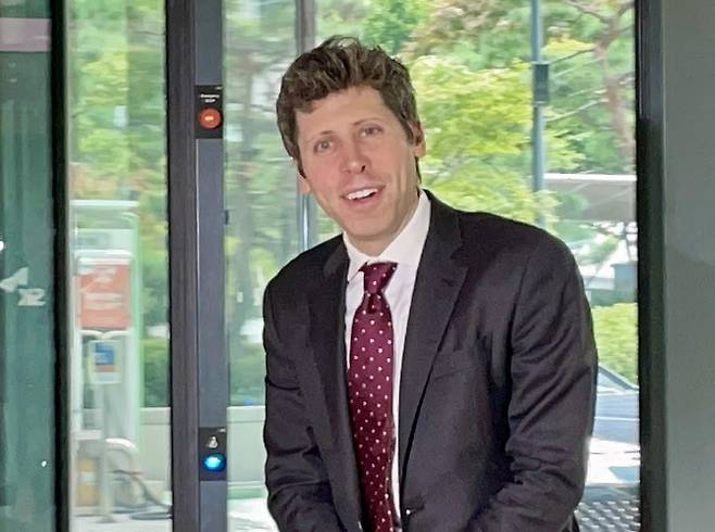 챗GPT 개발사 오픈AI의 샘 올트먼 최고경영자(CEO)가 최태원 SK그룹 회장과 오찬 회동을 위해 1일 서울 종로구 SK서린빌딩에 들어서고 있다.(사진=연합뉴스)