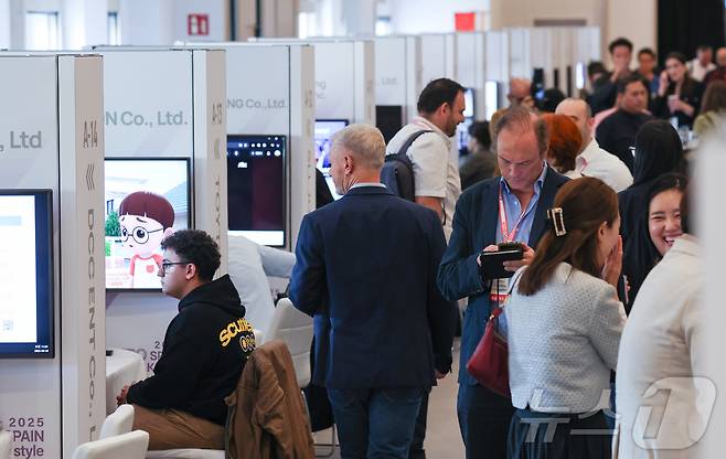 29일(현지시간) 스페인 마드리드 리우 플라사 에스파냐 호텔에서 열린 ‘2025 스페인 K-박람회’ B2B 라운지에서 현지 바이어들이 국내 참가 기업 부스를 둘러보고 있다. (사진가 우채연 제공, 재판매 및 DB금지) 2025.9.29/뉴스1 ⓒ News1 이준성 기자