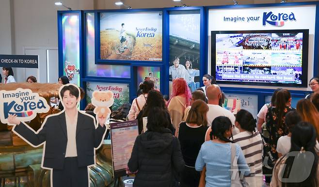 28일(현지시간) 스페인 마드리드 아르테스 예술센터에서 열린 ‘2025 스페인 K-박람회’ 를 찾은 관람객들이 K콘텐츠 관련 부스들을 살펴보고 있다. (사진가 우채연 제공, 재판매 및 DB금지) 2025.9.29/뉴스1 ⓒ News1 이준성 기자