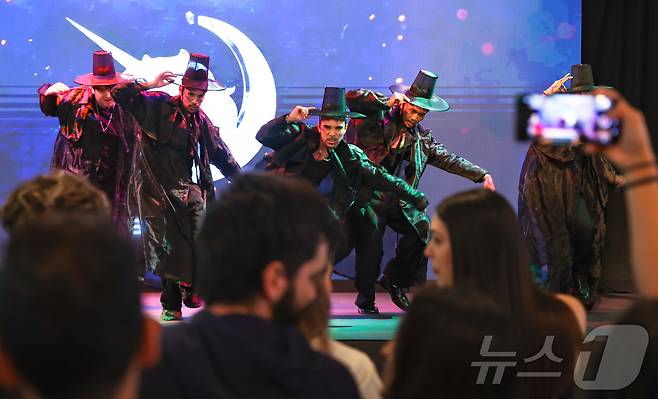 29일(현지시간) 스페인 마드리드 아르테스 예술센터에서 열린 ‘2025 스페인 K-박람회’에서 넷플릭스 에니메이션 ‘케이팝 데몬 헌터스’속 보이그룹 ‘사자보이즈’를 코스프레한 현지 참가자들이 커버댄스를 선보이고 있다. (사진가 우채연 제공, 재판매 및 DB금지) 2025.9.30/뉴스1 ⓒ News1 이준성 기자