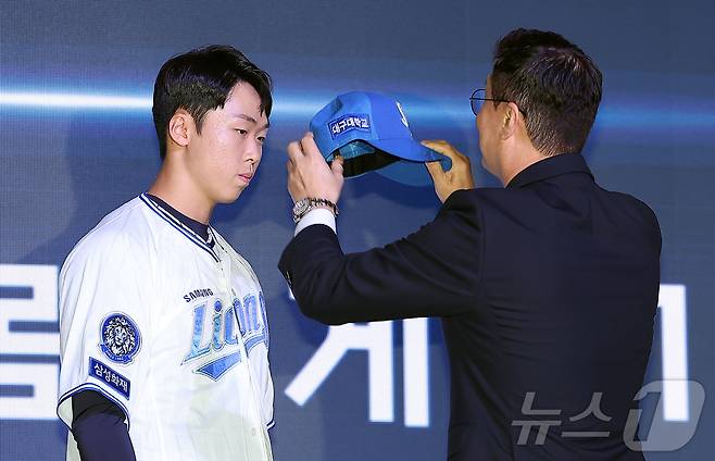 17일 오후 서울 송파구 롯데호텔 월드에서 열린 ‘2026 KBO 신인 드래프트’에서 1라운드 9순위로 삼성 라이온즈에 선발된 이호범이 모자를 쓰고 있다. 2025.9.17/뉴스1 ⓒ News1 김진환 기자