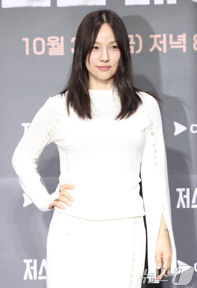 가수 이효리가 1일 서울 광진구 풀만 앰버서더 서울 이스트폴에서 열린 쿠팡플레이 '저스트 메이크업' 제작발표회에 참석해 포즈를 취하고 있다. '저스트 메이크업'은 대한민국을 넘어 세계적으로 K-뷰티를 대표하는 메이크업 아티스트들이 자신만의 색깔로 치열하게 맞붙는 초대형 메이크업 서바이벌 프로그램으로 이효리가 MC를 맡았다. 2025.10.1/뉴스1 ⓒ News1 권현진 기자