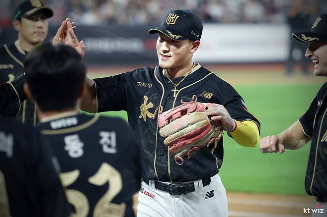 안현민이 이닝 교대를 위해 더그아웃에 들어오면서 선수단과 하이파이브를 하고 있다. 사진 | KT 위즈