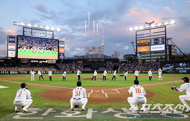 30일 대전한화생명볼파크에서 열린 롯데와 한화의 경기, 경기 전 2026 한화 이글스의 신인 선수 11인이 시구를 하고 있다. 대전=허상욱 기자wook@sportschosun.com/2025.09.30/