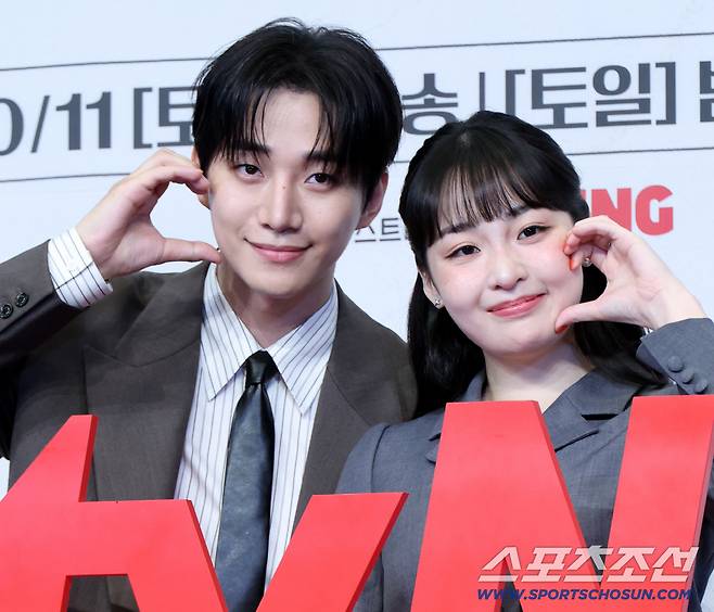 1일 서울 구로구 더링크호텔에서 열린 tVN 새 주말드라마 '태풍상사'의 제작발표회, 이준호와 김민하가 포토타임을 갖고 있다. 허상욱 기자wook@sportschosun.com/2025.10.01/