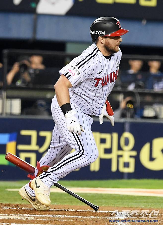 30일 잠실구장에서 열린 LG 트윈스와 두산 베어스의 경기. 6회말 1사 1,2루 LG 오스틴이 병살타를 치고 있다. 잠실=박재만 기자 pjm@sportschosun.com/2025.09.30/