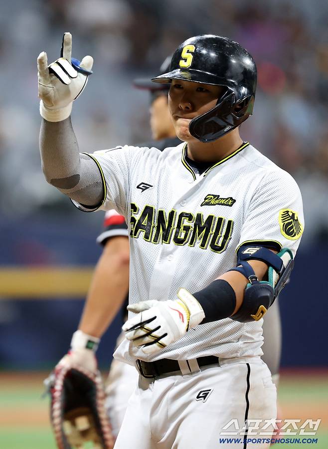 1일 고척스카이돔에서 열린 2025 KBO 퓨처스리그 챔피언결정전 상무와 KT의 경기, 5회말 1사 1,2루 상무 윤준호가 안타를 치고 기쁨을 나누고 있다. 고척=허상욱 기자wook@sportschosun.com/2025.10.01/