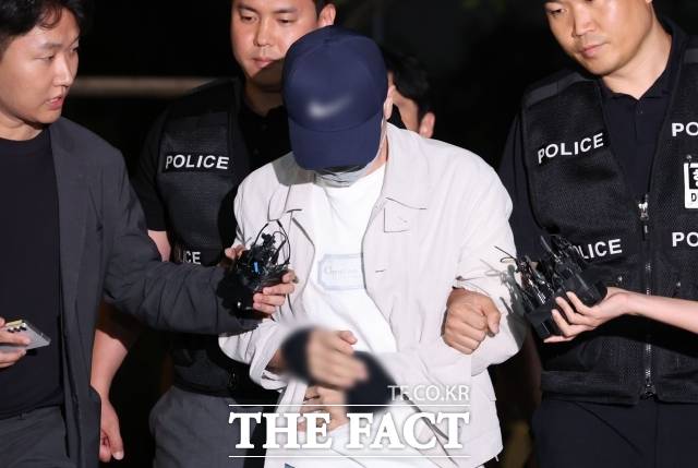 삼부토건 주가조작 의혹 사건의 '키맨' 이기훈씨가 목포에서 체포돼 11일 서울 종로구 김건희 특검팀으로 호송되어 오고 있다. /뉴시스