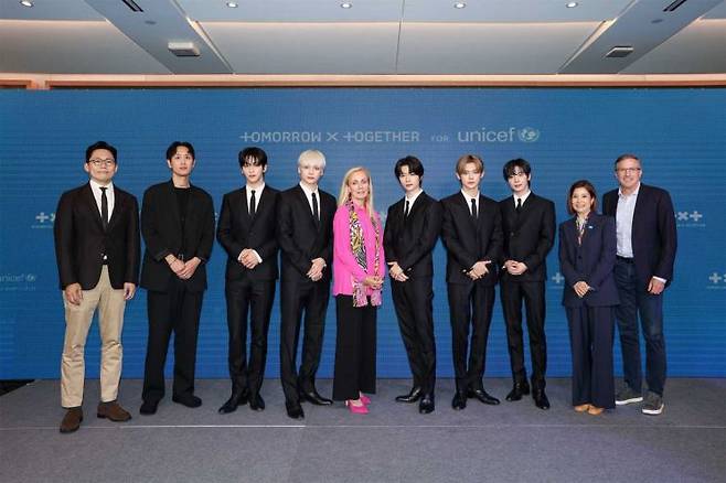 왼쪽부터 유동주 하이브 뮤직그룹 APAC 대표, 조수희 빅히트 뮤직 부대표, 키티 반 더 하이든 유니세프 부총재, 조미진 유니세프 한국위원회 사무총장, 마이클 제이 뉘엔후이스 유니세프 미국위원회 CEO 등이 30일(현지시간) 유니세프 뉴욕 본부서 글로벌 파트너십을 체결하고 기념촬영하고 있다. 빅히트 뮤직