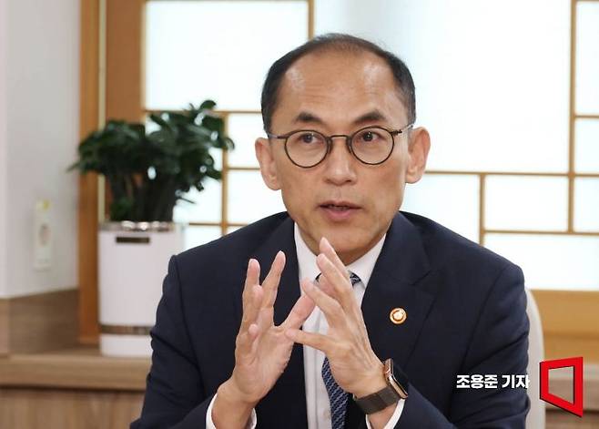 고학수 개인정보보호위원장이 서울 종로구 정부서울청사 사무실에서 아시아경제와 인터뷰 하고 있다. 조용준 기자