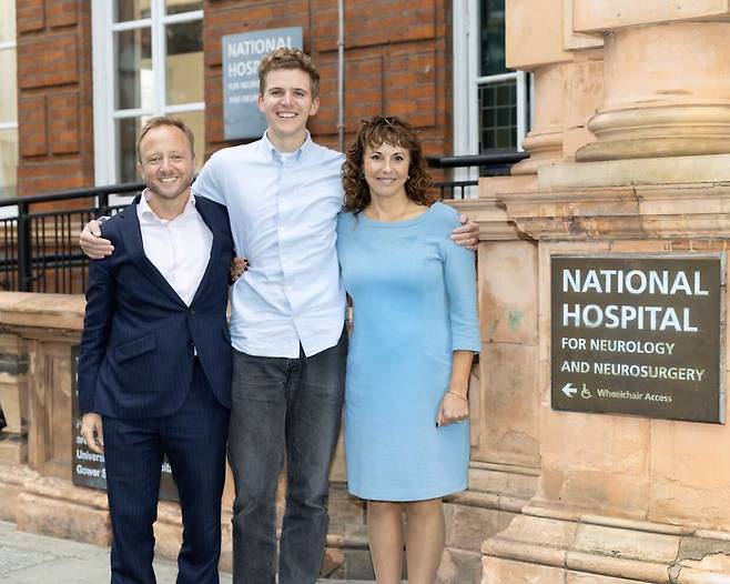 희소 퇴행성 뇌질환 헌팅턴병 임상 시험을 주도한 UCL 헌팅턴병센터 연구팀과 임상 환자(가운데). /영국 유니버시티칼리지 런던(UCL)