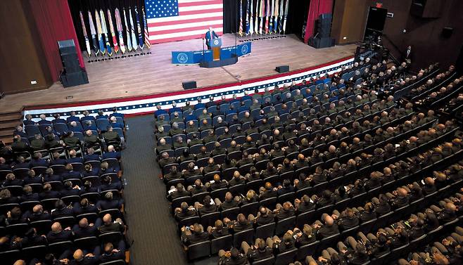 도널드 트럼프 미국 대통령이 30일 버지니아주 콴티코 해병 기지에서 미군 주요 지휘관을 상대로 연설하고 있다. 트럼프는 세계 각지에 주둔하는 장성들을 소집한 이 회의의 목적이 “군인 정신을 다시 강조하기 위한 것”이라고 했다. 트럼프에 앞서 연설한 피트 헤그세스 국방장관도 군 문화 개혁과 정신 무장을 촉구했다./로이터 연합뉴스