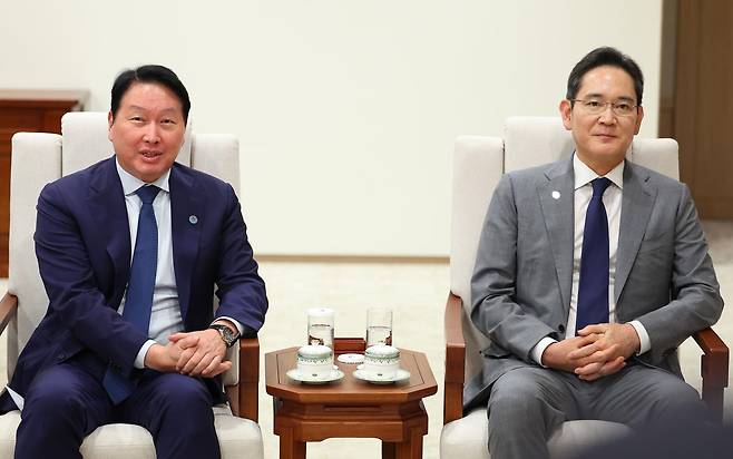 최태원 SK 대표이사 회장과 이재용 삼성전자 회장이 1일 서울 용산 대통령실 청사에서 열린 이재명 대통령과 샘 알트만 오픈AI 대표 접견에 참석해 발언하고 있다. 대통령실통신사진기자단