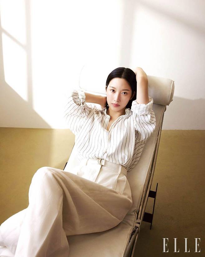 화이트 스트라이프 셔츠는 Toteme. 아이보리 벨티드 팬츠는 YCH.