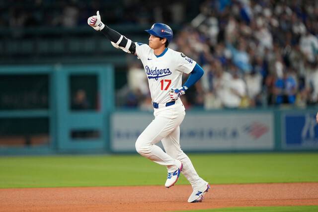 로스앤젤레스(LA) 다저스 오타니 쇼헤이가 1일(한국시각) 다저스타디움에서 열린 2025 메이저리그 신시내티 레즈와 와일드카드 시리즈 1차전에서 6회 2점 홈런을 친 뒤 기뻐하고 있다. 로스앤젤레스/AP연합뉴스