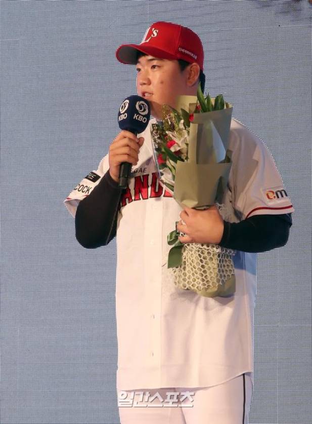 2023 KBO리그 신인 드래프트에서 SSG 지명 후 소감을 전하는 이로운. IS 포토