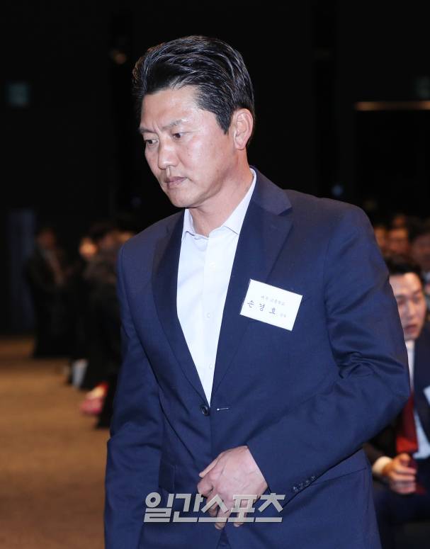 2018 조아제약 프로야구대상 시상식이 4일 오전 서울 소공동 더플라자호텔에서 열렸다. 손경호 대구고등학교 감독이 아마 지도자상을 수상하기 위해 무대에 오르고 있다. IS 포토