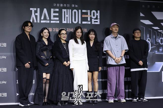 심사위원 이진수, 이사배, 정샘물, MC 이효리, 서옥, 연출을 맡은 심우진, 박성환 PD가 1일 오후 서울 광진구 풀만 앰버서더 서울 이스트폴에서 열린 쿠팡플레이 예능 '저스트 메이크업' 제작발표회에 참석해 포토타임을 갖고 있다. '저스트 메이크업'은 대한민국을 넘어 세계적으로 K-뷰티를 대표하는 메이크업 아티스트들이 자신만의 색깔로 치열하게 맞붙는 초대형 메이크업 서바이벌 프로그램. 오는 3일 저녁 8시 공개. 서병수 기자 qudtn@edaily.co.kr /2025.10.01/