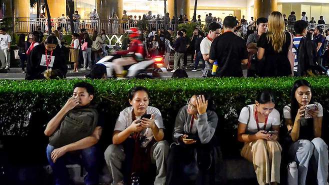 필리핀 지진 후 건물 밖에 모인 주민들