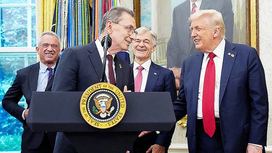 도널드 트럼프 미 대통령이 지난 30일 앨버트 보울라 화이자 대표와 대화를 나누고 있다. 화이자는 미국 내 약값을 인하하겠다고 선언했다. 로이터=연합뉴스