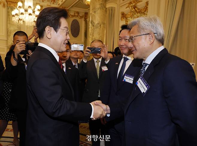 이재명 대통령이 지난 8월25일(현지시간) 미국 워싱턴 윌라드 호텔에서 열린 한·미 비즈니스 라운드 테이블에 입장하며 젠슨 황 엔비디아 최고경영자와 인사하고 있다. 김창길 기자