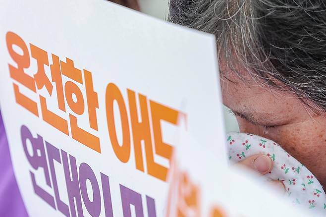 1일 ‘기억과 애도의 달’ 선포 기자회견에서 한 유가족이 눈물을 흘리고 있다. 성동훈 기자