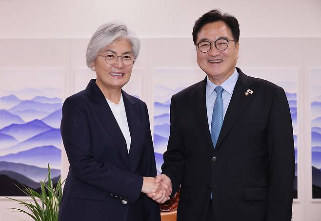 Former Foreign Minister Kang Kyung-wha (left) meets with National Assembly Speaker Woo Won-shik at the National Assembly on Monday. (Yonhap)