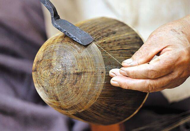 대나무를 머리카락 두께로 얇게 실처럼 만든 죽사를 이용해 죽모자를 만드는 작업의 모습. 죽모자와 양태를 연결하고 먹칠, 옻칠을 하면 갓이 완성된다.