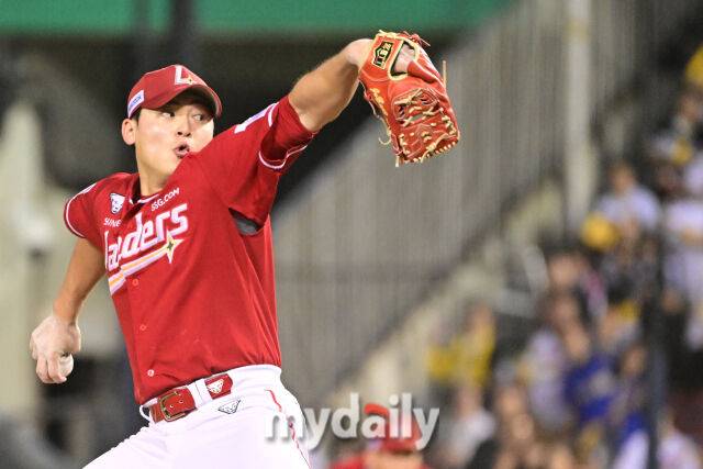 7일 오후 서울 잠실야구장에서 진행된 '2025 신한 SOL뱅크 KBO 리그' SSG-LG의 경기. SSG 조병현이 9회말 구원 등판해 역투를 펼치고 있다./마이데일리