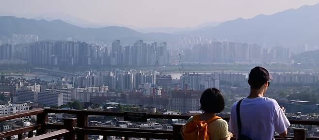29일 오후 서울 남산에서 내려다 본 한강과 일대 주택의 모습. 이상섭 기자
