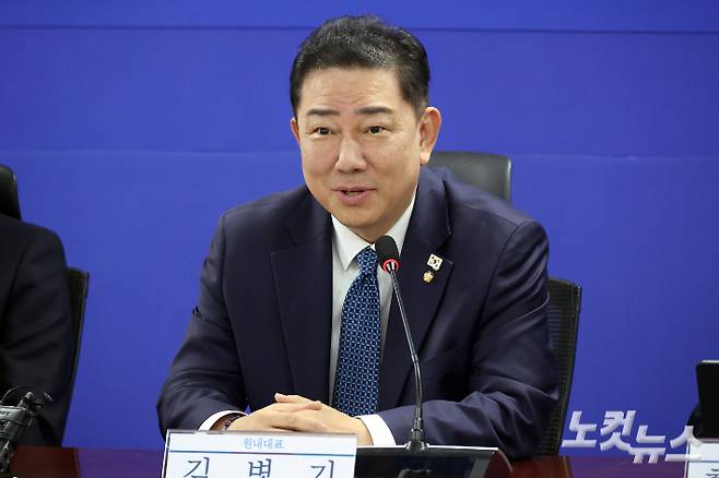 더불어민주당 김병기 원내대표가 30일 서울 여의도 의원회관에서 열린 경제형벌 민사책임 합리화TF 당정협의에서 발언을 하고 있다. 윤창원 기자