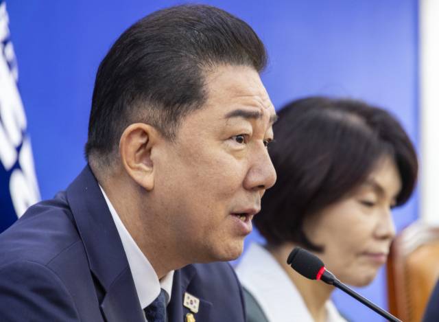 김병기 더불어민주당 원내대표가 1일 국회에서 열린 정책조정회의에서 "국정자원 화재와 관련해 중국인 단체 관광객의 무비자 입국을 막아야 한다는 터무니없는 주장이 제기되고 있다"며 "혐오, 정쟁이 아니라 민생이 우선돼야 한다"고 말하고 있다. 2025.10.1. 연합뉴스