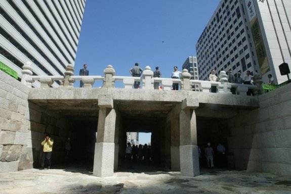 1910년 종로~남대문 간 전차선로 복선화 공사로 자취를 감췄던 광통교가 2005년 청계천 복원과 함께 95년 만에 모습을 드러냈다. 사진 동아일보