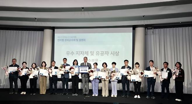 통영시가 1일 보건복지부 주관 2025년도 지역보건의료계획 성과공유회에서 3차년도 시행계획 평가 결과 '우수 지자체'로 선정돼 기념사진을 찍고있다. ⓒ통영시