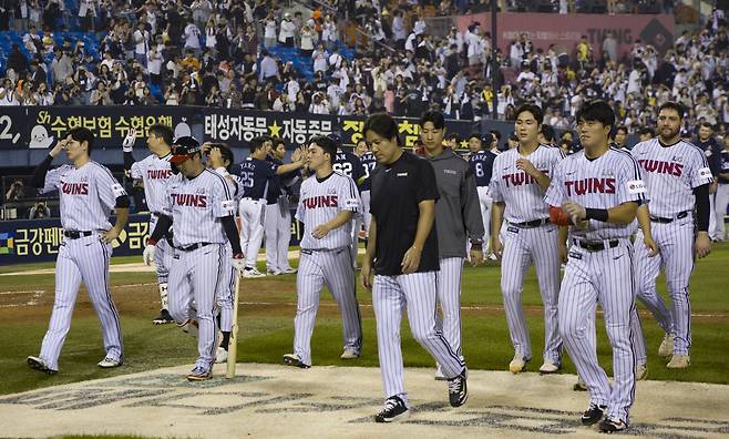 LG 선수단이 30일 잠실 두산전에서 0-6으로 패한 뒤 홈팬들에게 인사를 한 후 그라운드를 빠져 나가고 있다. LG는 30일 경기에서도 정규시즌 우승 매직 넘버 ‘1’을 지우지 못했다. 2위 한화와 정규시즌 우승 경쟁은 10월까지 이어지게 됐다. 잠실|뉴시스