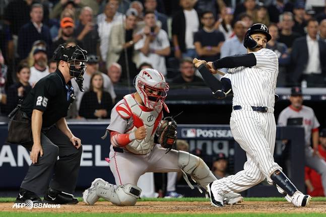 그리샴(오른쪽)이 파울팁 삼진을 당하는 모습. /AFPBBNews=뉴스1