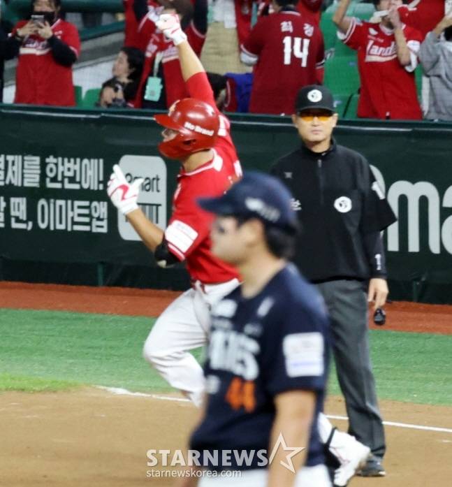 SSG 이율예가 1일 한화전 9회말 끝내기 투런 홈런을 터뜨린 뒤 손을 번쩍 들어올리며 기뻐하고 있다. /사진=강영조 선임기자