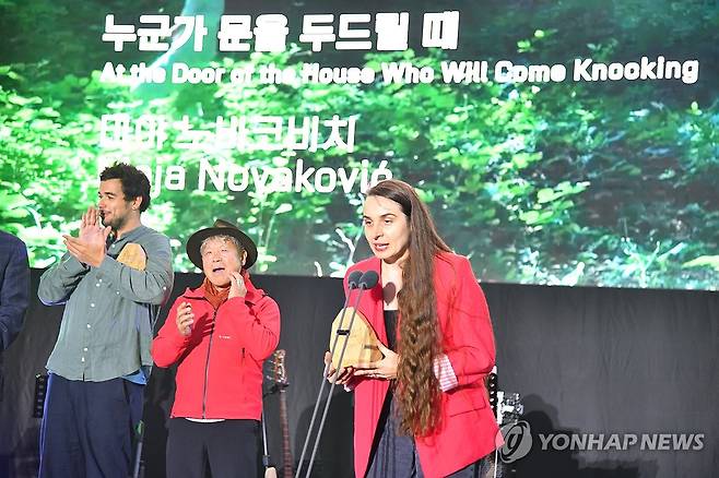울산울주세계산악영화제 작품상 (울산=연합뉴스) 장영은 기자= 26∼30일 울산 울주군에서 열린 국내 유일 국제산악영화제인 제10회 울산울주세계산악영화제의 국제경쟁 부문 작품상에는 고독과 유대가 공존하는, 인간의 보편적 경험에 대한 이야기를 담은 마야 노바코비치 감독의 '누군가 문을 두드릴 때'가 선정됐다. 30일 시상식에서 감독이 인사말을 하고 있다.
2025.9.30 young@yna.co.kr