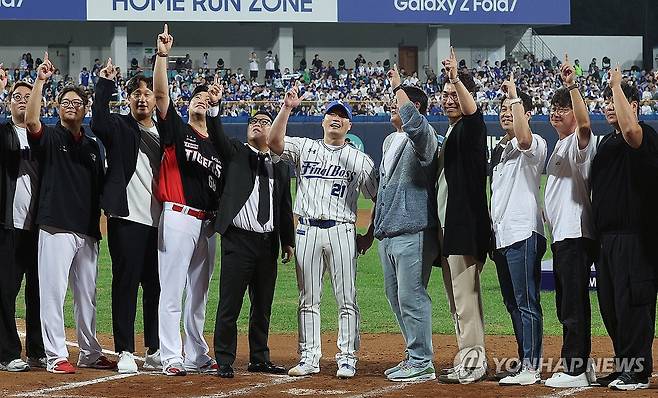 오승환과 82년생들 (대구=연합뉴스) 김현태 기자 = 30일 대구 삼성라이온즈파크에서 열린 삼성의 마무리투수 오승환의 은퇴식에서 82년생 프로야구 선수 출신 친구들인 추신수, 김태균, 이대호, 정근우, 김강민 등이 은퇴를 축하하며 마운드에서 오승환의 세리머니를 함께하고 있다. 왼쪽에서 네 번째는 이날 경기 상대인 KIA의 손승락 수석코치. 2025.9.30 mtkht@yna.co.kr