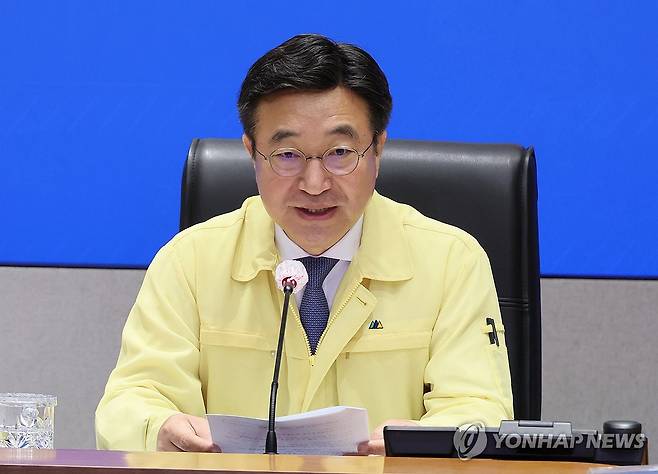 중대본 회의 주재하는 윤호중 행정안전부 장관 (서울=연합뉴스) 이정훈 기자 = 윤호중 행정안전부 장관이 1일 서울 종로구 정부서울청사에서 국가정보자원관리원 행정정보 시스템 화재 관련 중앙재난안전대책본부 7차 회의를 주재하고 있다. 2025.10.1 uwg806@yna.co.kr