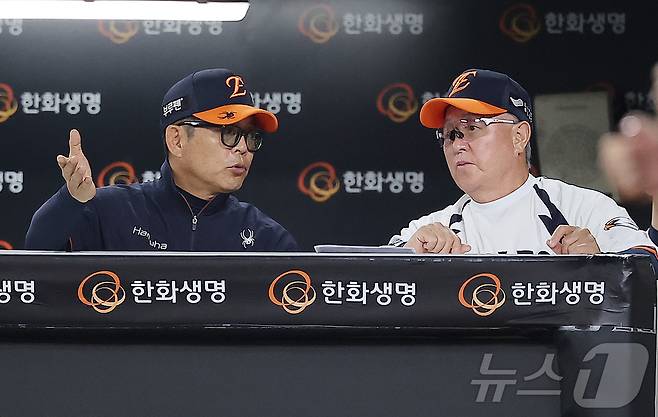 김경문 한화 감독(오른쪽)과 양상문 투수코치. /뉴스1 DB ⓒ News1 김진환 기자