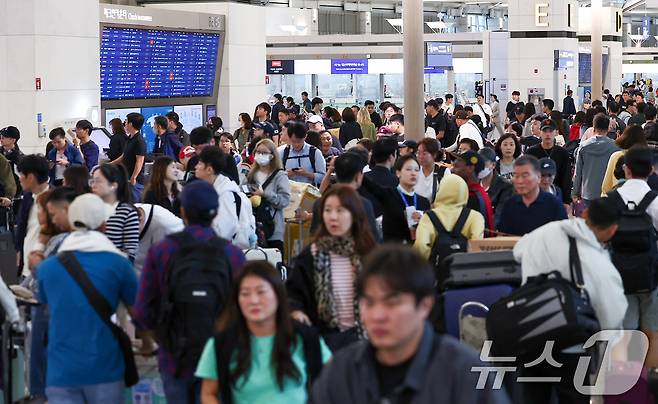 추석 연휴를 하루 앞둔 2일 오전 인천국제공항 제1여객터미널이 여행객들로 북적이고 있다. 2025.10.2/뉴스1 ⓒ News1 김성진 기자