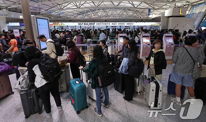 추석 연휴를 하루 앞둔 2일 오전 인천국제공항 제1여객터미널이 여행객들로 북적이고 있다. 2025.10.2/뉴스1 ⓒ News1 김성진 기자