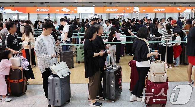 추석 황금연휴를 앞둔 1일 인천국제공항 1터미널이 여행객들로 북적이고 있다. 2025.10.1/뉴스1 ⓒ News1 박지혜 기자