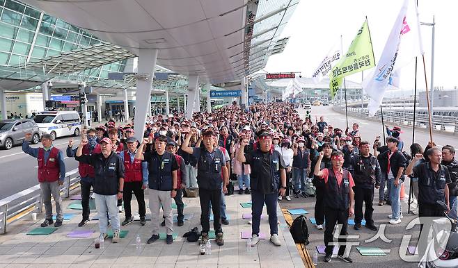 민주노총 공공운수노조 인천공항지역지부 회원들이 2일 인천국제공항 제1여객터미널에서 열린 전면파업 2일차 총파업 결의대회에서 구호를 외치고 있다. 2025.10.2/뉴스1 ⓒ News1 김성진 기자