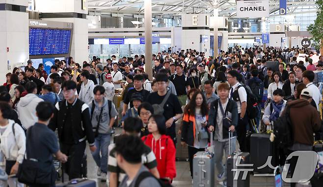 추석 연휴를 하루 앞둔 2일 오전 인천국제공항 제1여객터미널이 여행객들로 북적이고 있다. 인천국제공항공사는 올해 추석연휴 기간(10월2~12일)에 일평균 22만3000명의 여객이 인천공항을 이용할 것으로 전망한다고 밝혔다. 2025.10.2/뉴스1 ⓒ News1 김성진 기자