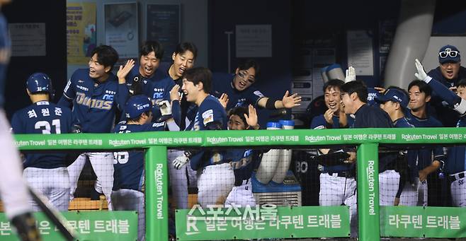 NC 권희동이 1일 서울 잠실구장에서 열린 2025 KBO리그 LG와 경기 4회초 1사 만루 김형준 적시타 때 득점을 하고 동료들과 하이파이브를 하고 있다. 잠실 | 최승섭기자 thunder@sportsseoul.com