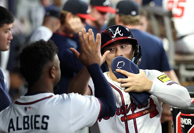 ATLANTA, GEORGIA - SEPTEMBER 22: Ha-Seong Kim #9 of the Atlanta Braves reacts with Ozzie Albies #1 after scoring on a RBI double by Michael Harris II #23 in the second inning against the Washington Nationals at Truist Park on September 22, 2025 in Atlanta, Georgia. Kevin C. Cox/Getty Images/AFP (Photo by Kevin C. Cox / GETTY IMAGES NORTH AMERICA / Getty Images via AFP)
<저작권자(c) 연합뉴스, 무단 전재-재배포, AI 학습 및 활용 금지>