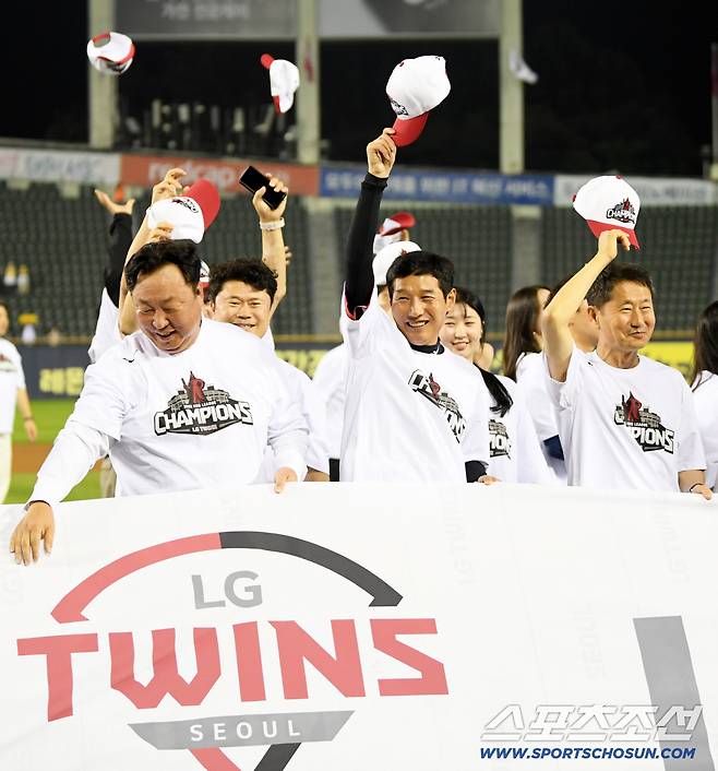 정규리그 우승을 확정 지은 LG 트윈스 염경엽 감독과 김인석 LG 스포츠 대표이사가 기뻐하고 있다.